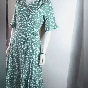 Nantersan Small V-Neck Floral Wrap Dress Green White Lightweight Feminine